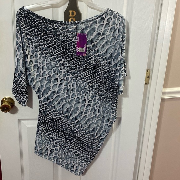 Huefulin ladies off shoulder with asymmetrical hem top; size: M - Picture 1 of 4